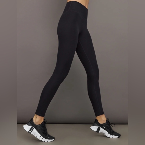 Carbon38 High-Waisted Black Ribbed Leggings. Size XS - Picture 4 of 6